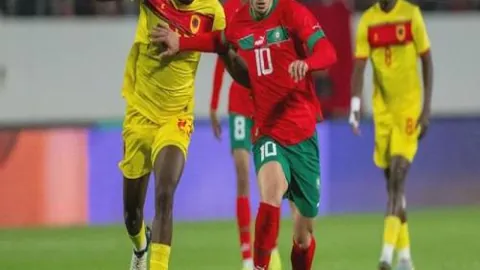 刘国梁颁发奖项给孙颖莎，深情拥抱获掌声